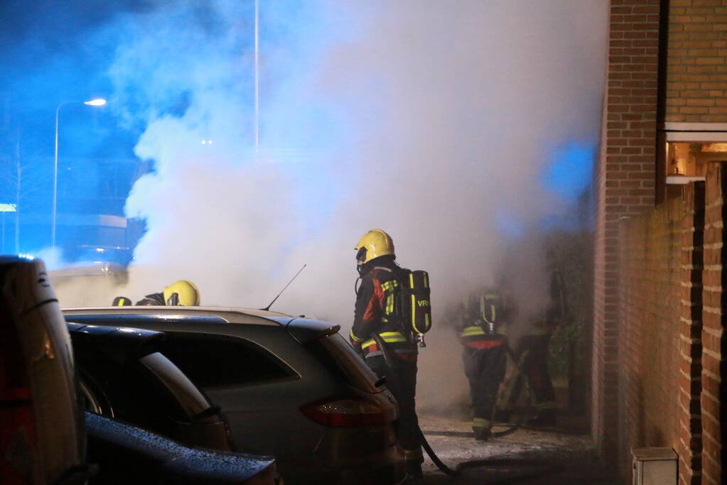 Geparkeerde auto's verwoest door brand