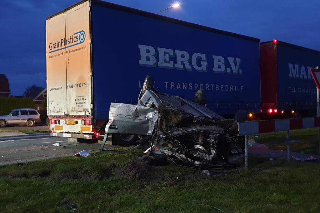 Auto op de kop door aanrijding met vrachtwagen