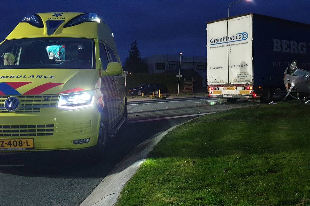 Auto op de kop door aanrijding met vrachtwagen