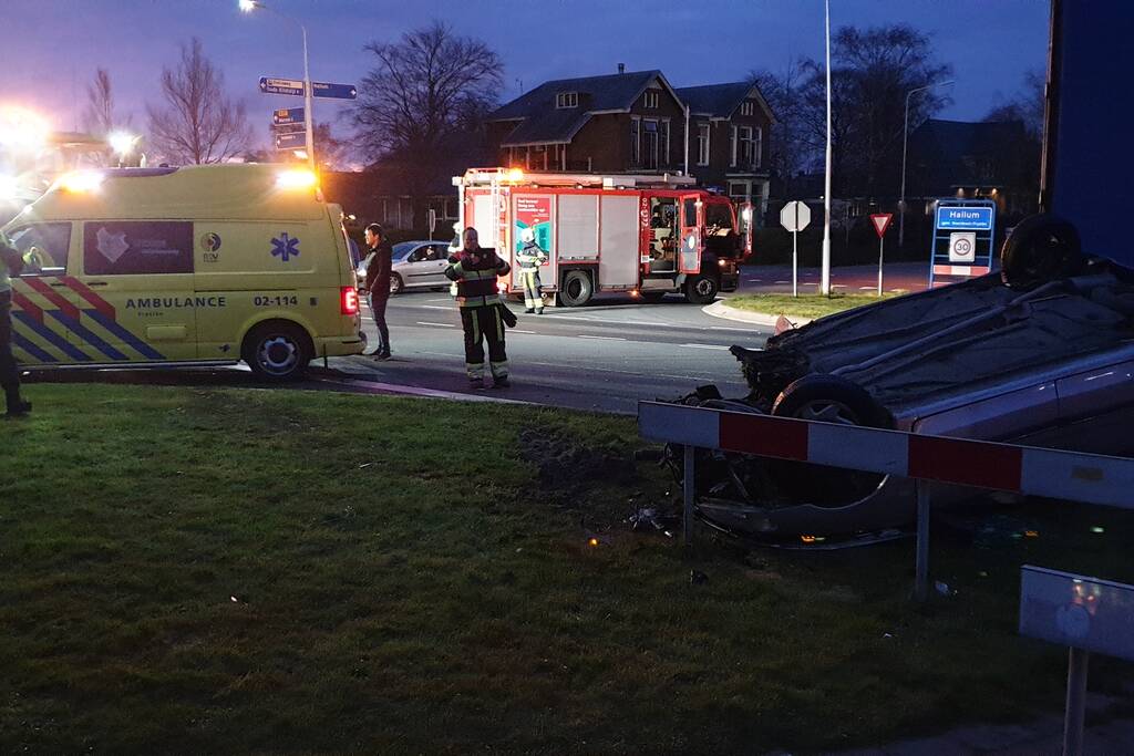 Auto op de kop door aanrijding met vrachtwagen