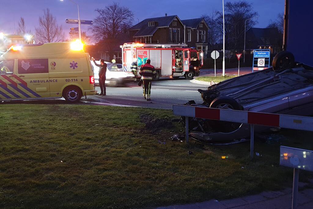 Auto op de kop door aanrijding met vrachtwagen