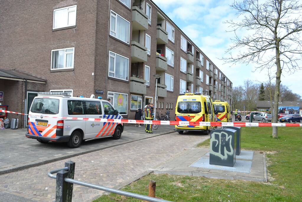 Dode in woning; kinderen naar ziekenhuis
