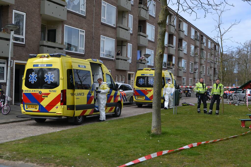 Dode in woning; kinderen naar ziekenhuis