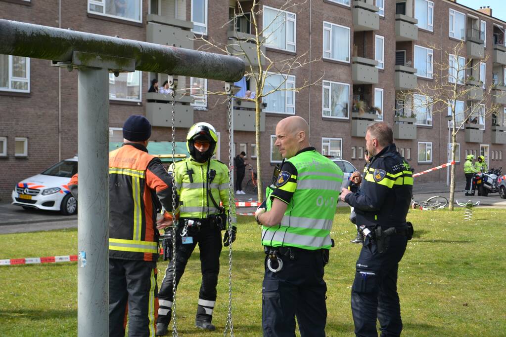 Dode in woning; kinderen naar ziekenhuis