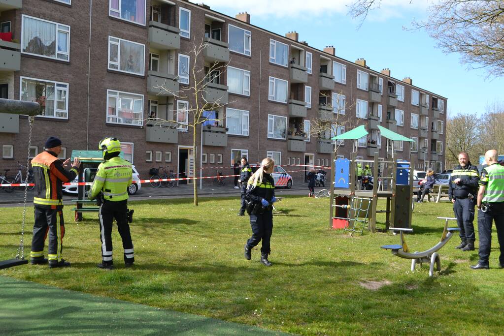 Dode in woning; kinderen naar ziekenhuis