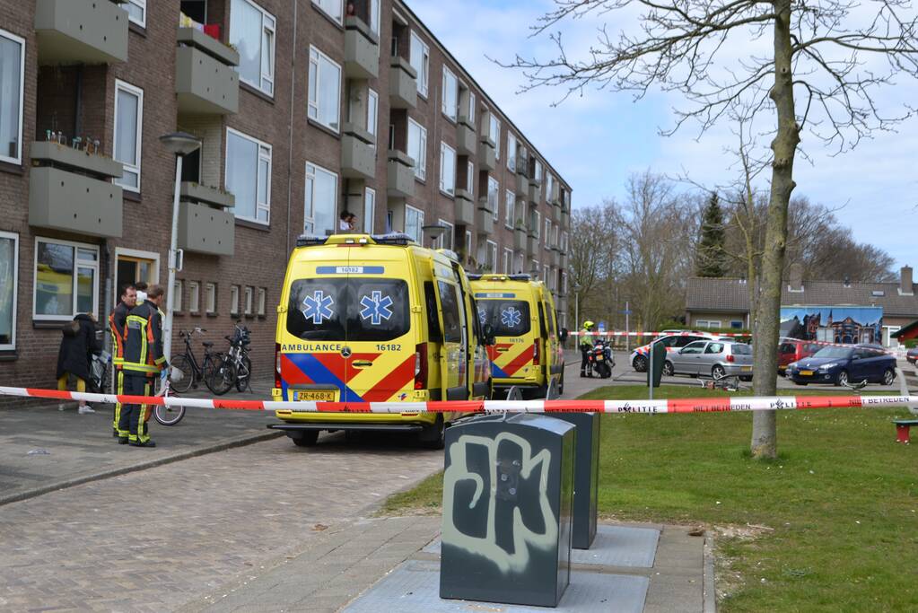 Dode in woning; kinderen naar ziekenhuis