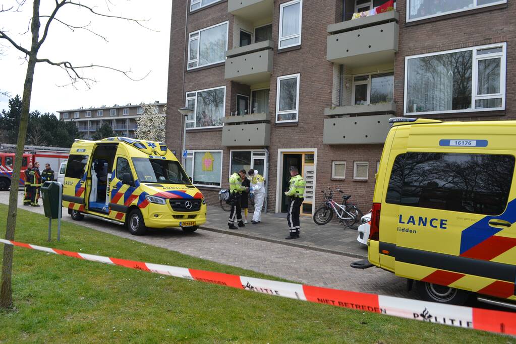 Dode in woning; kinderen naar ziekenhuis