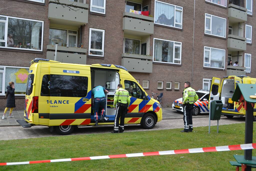 Dode in woning; kinderen naar ziekenhuis