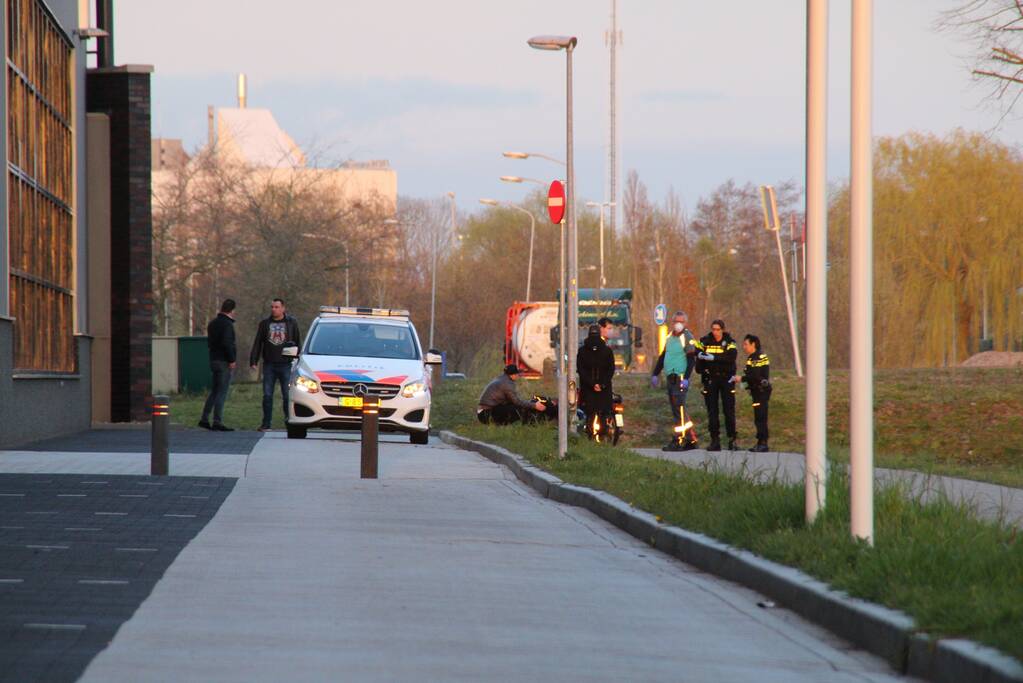 Man ernstig gewond na val met Tomos-brommer