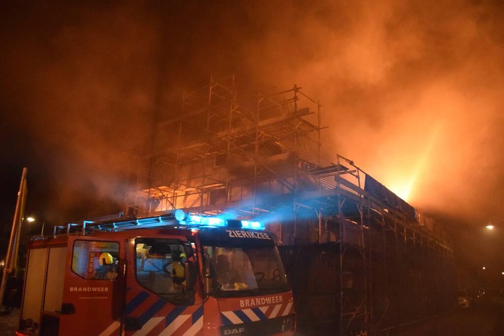 Veel rook bij flinke schoorsteenbrand