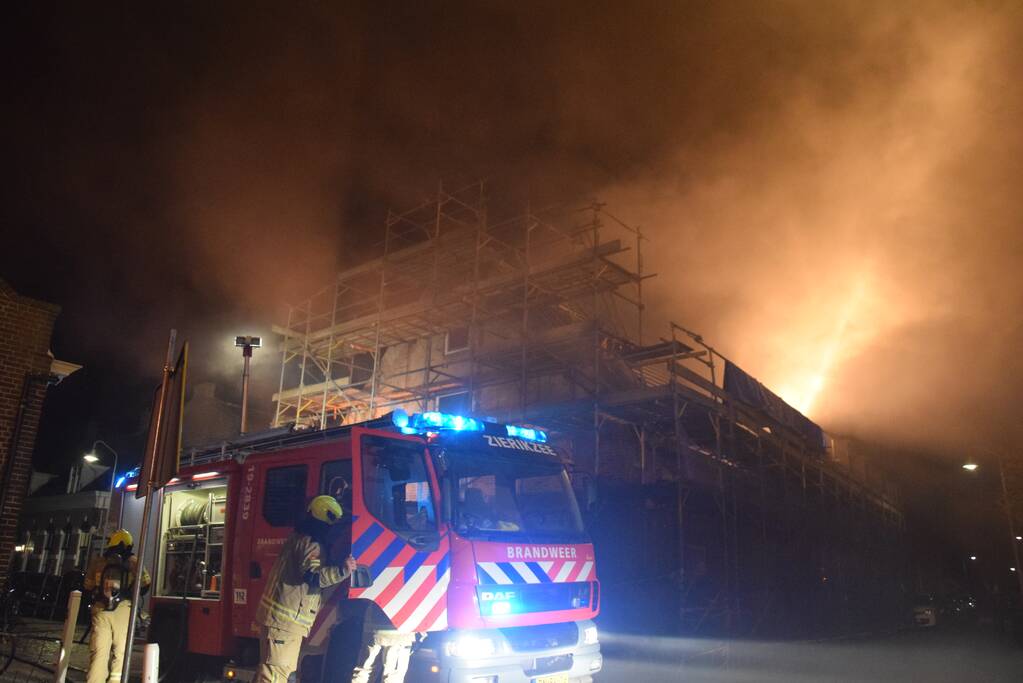 Veel rook bij flinke schoorsteenbrand