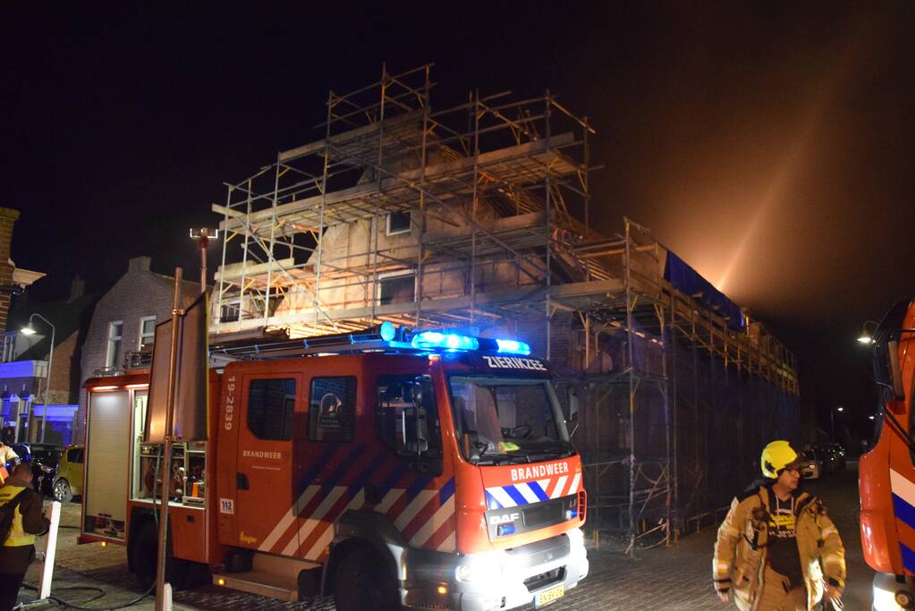 Veel rook bij flinke schoorsteenbrand