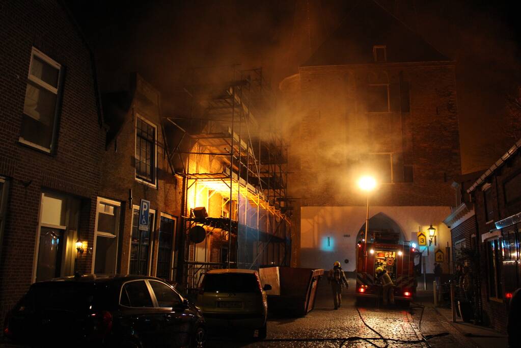 Veel rook bij flinke schoorsteenbrand