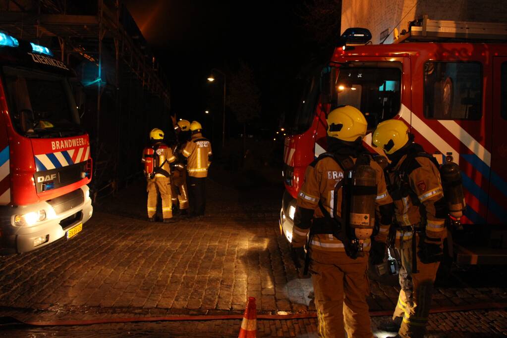 Veel rook bij flinke schoorsteenbrand
