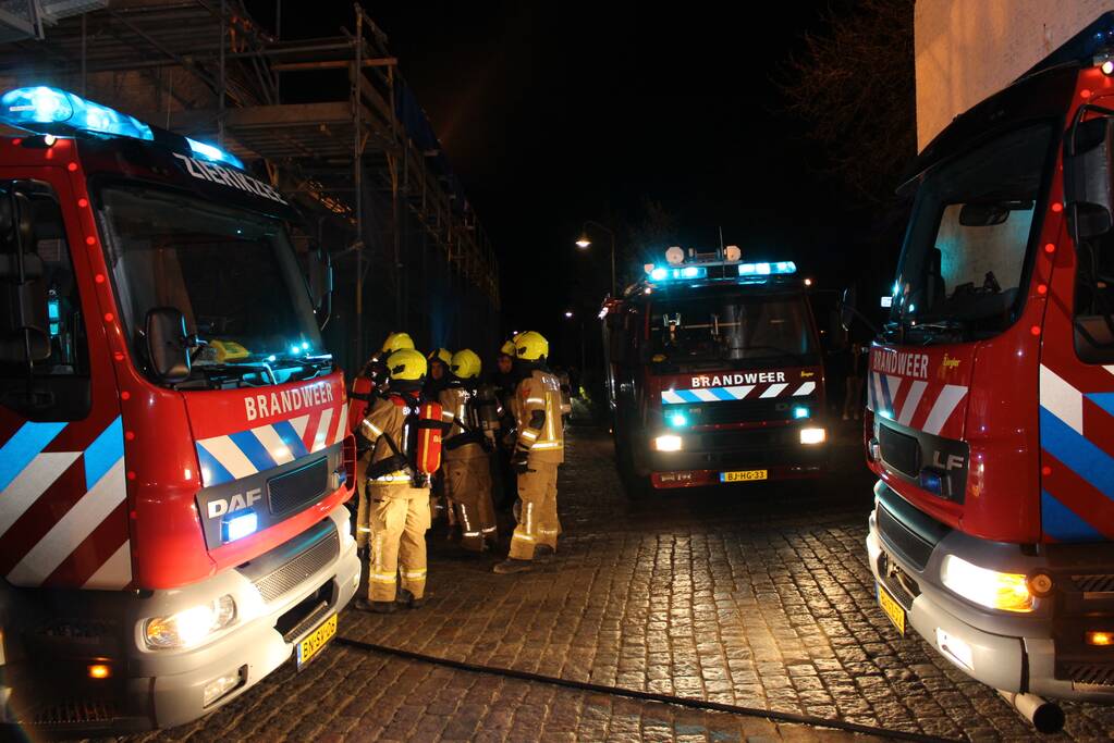 Veel rook bij flinke schoorsteenbrand
