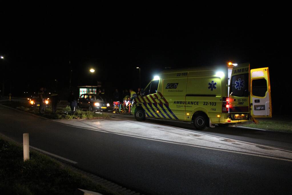 Gewonde na eenzijdige aanrijding tegen lantaarnpaal