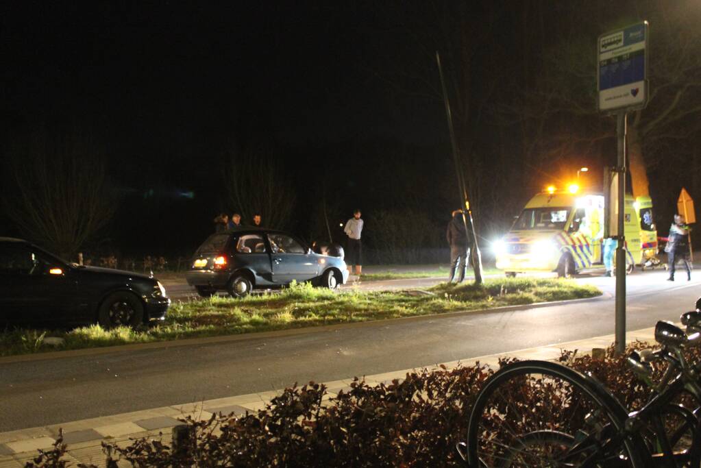 Gewonde na eenzijdige aanrijding tegen lantaarnpaal