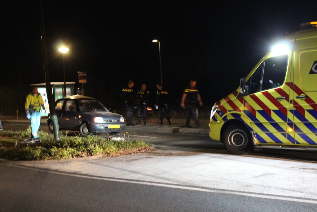 Gewonde na eenzijdige aanrijding tegen lantaarnpaal