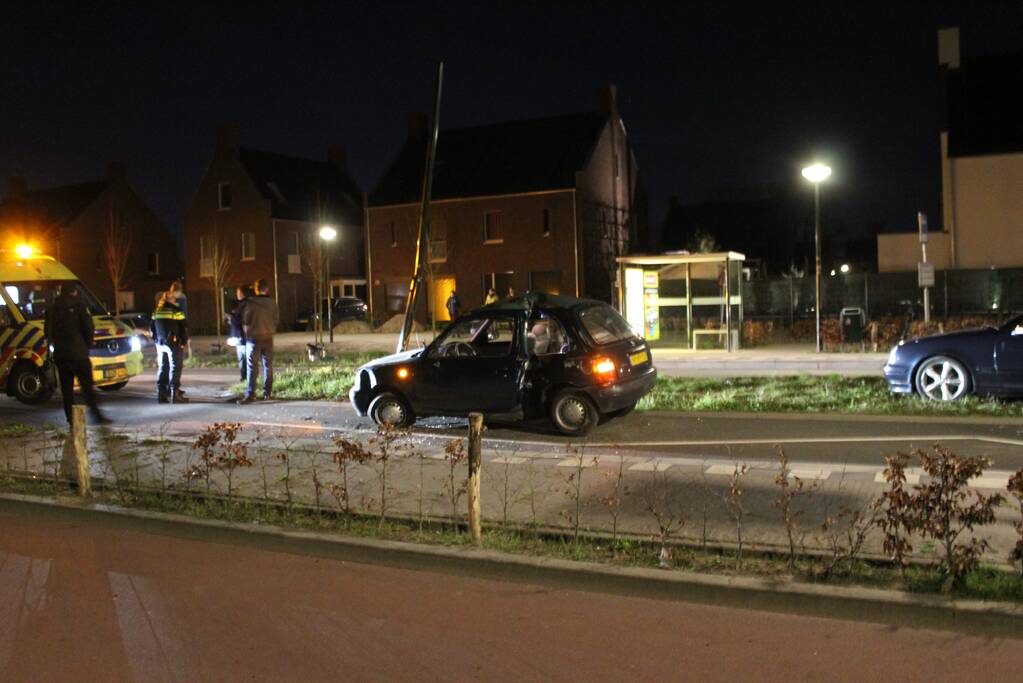 Gewonde na eenzijdige aanrijding tegen lantaarnpaal