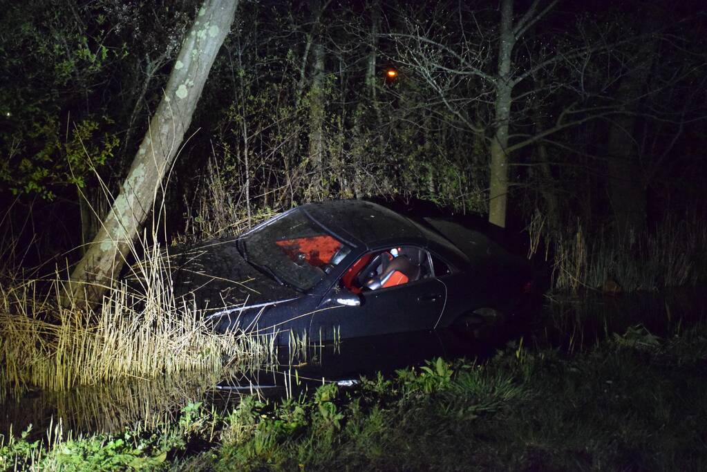 Auto te water, inzittende gewond