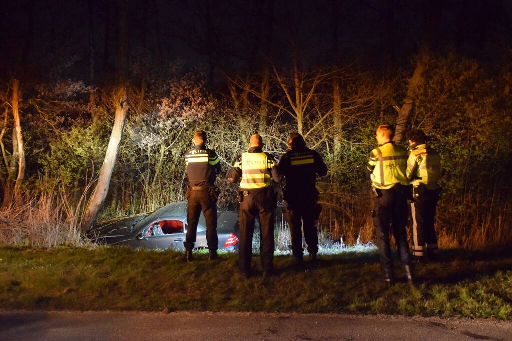 Auto te water, inzittende gewond