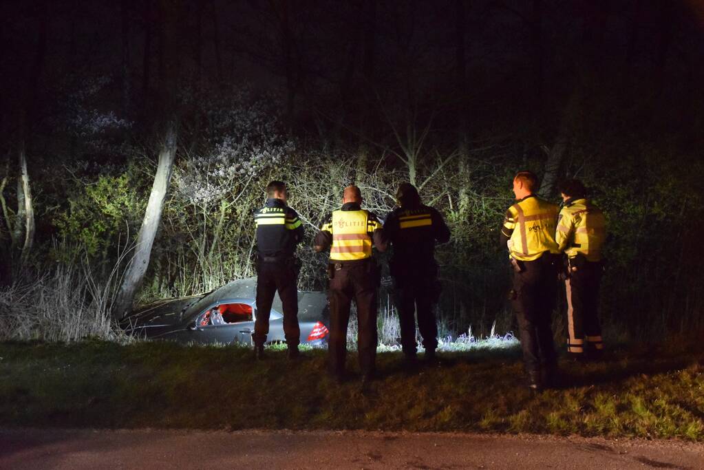 Auto te water, inzittende gewond