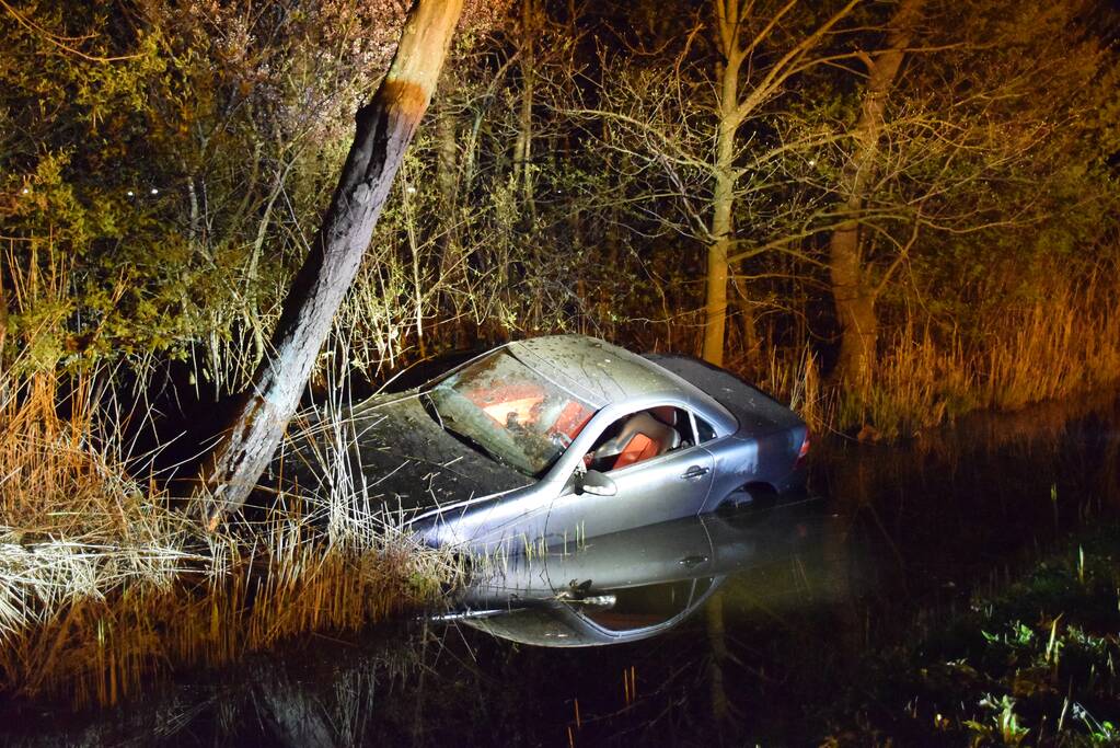 Auto te water, inzittende gewond