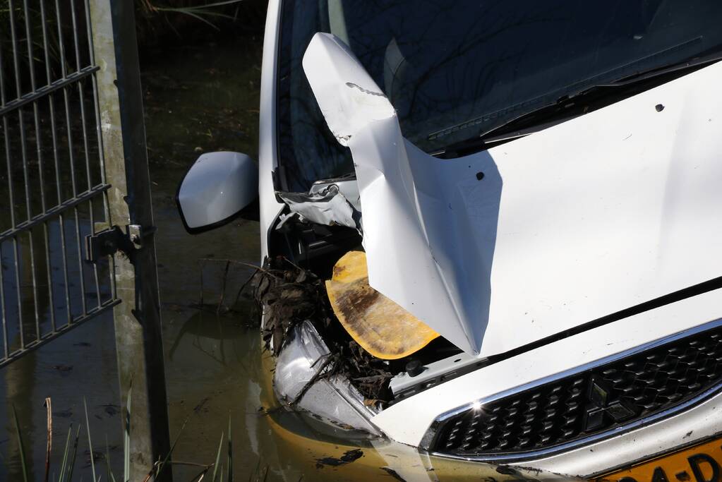 Auto op mysterieuze wijze te water geraakt