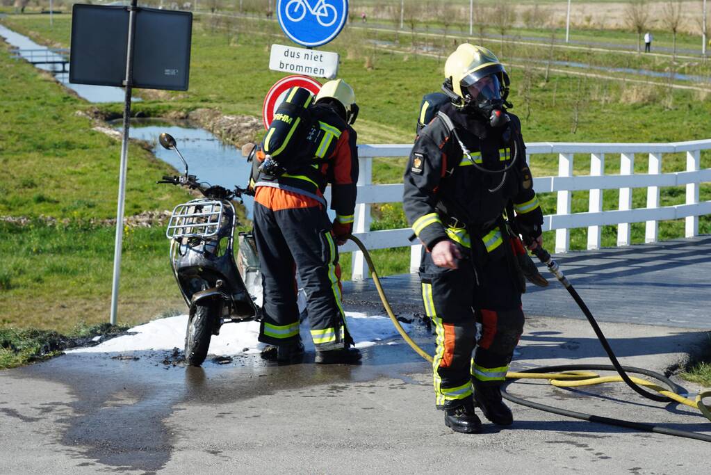 Scooter vliegt spontaan in brand