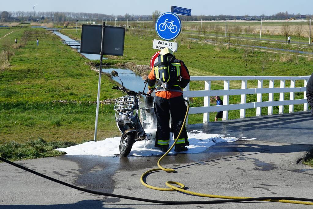 Scooter vliegt spontaan in brand