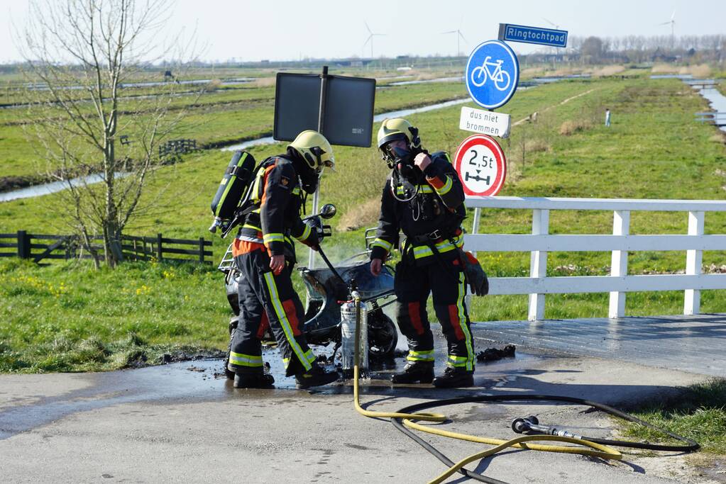 Scooter vliegt spontaan in brand
