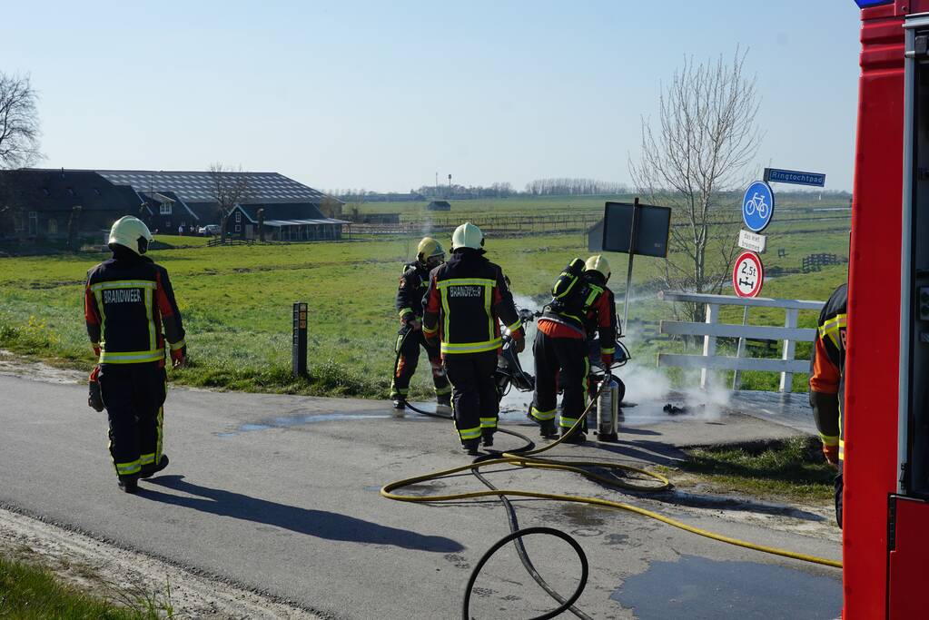 Scooter vliegt spontaan in brand