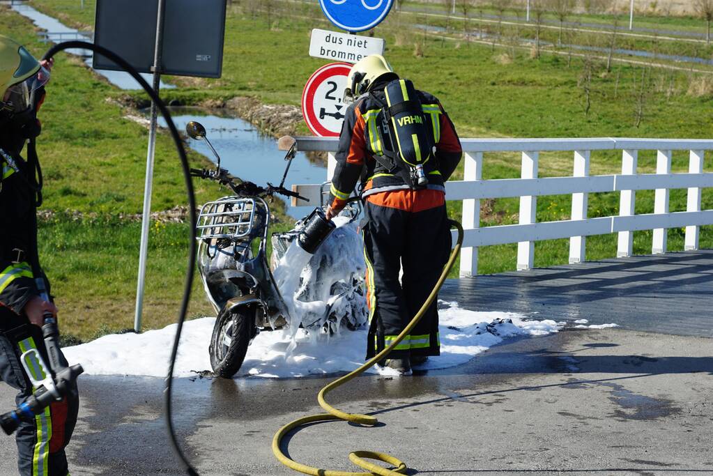 Scooter vliegt spontaan in brand