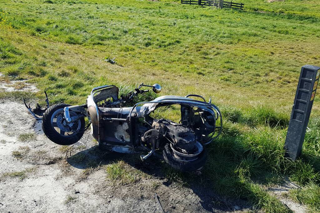 Scooter vliegt spontaan in brand