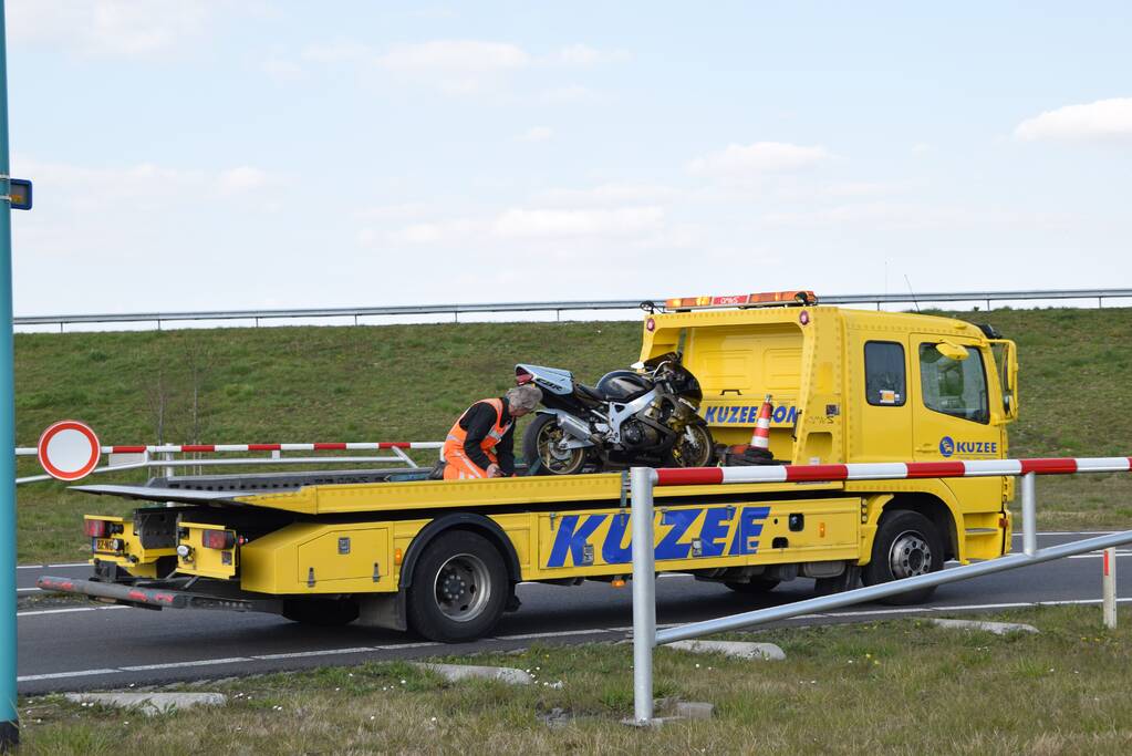 Motorrijder gaat onderuit en raakt gewond