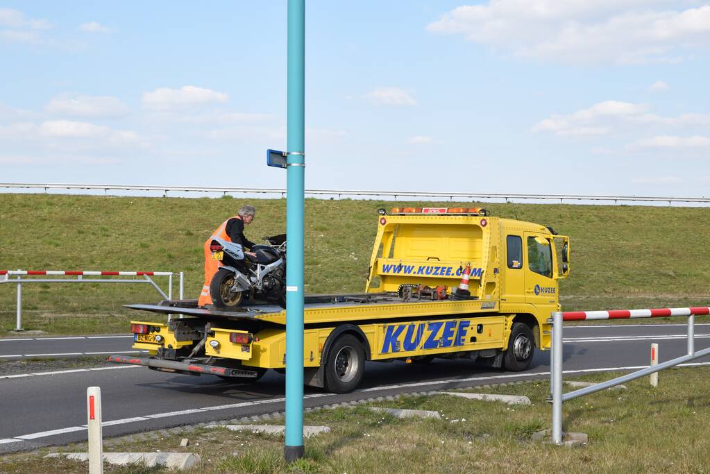 Motorrijder gaat onderuit en raakt gewond