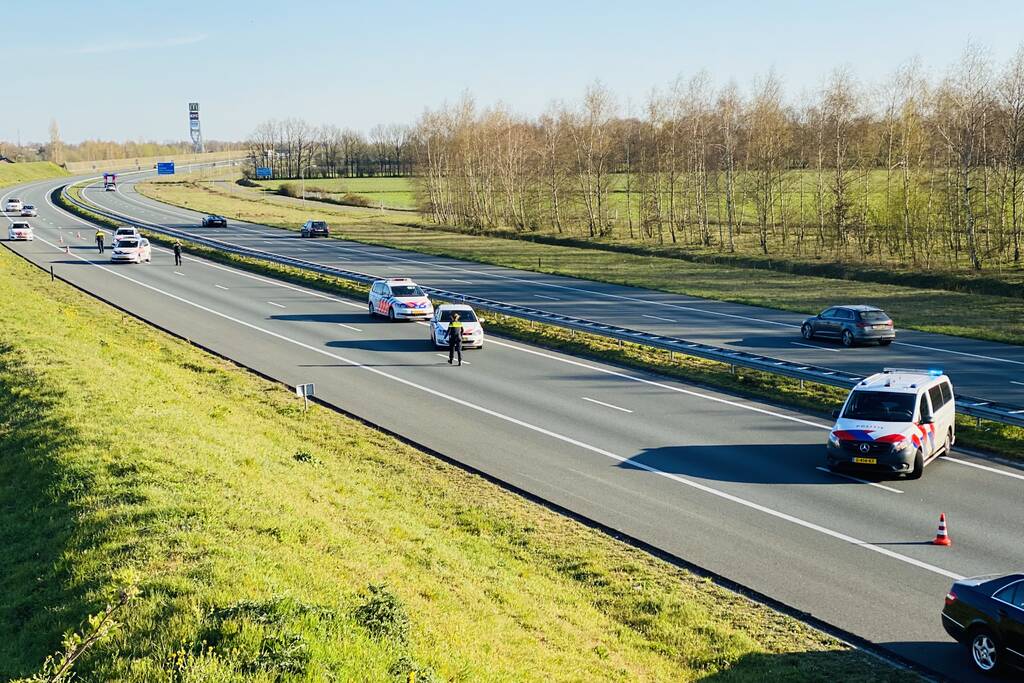Man van viaduct gevallen, snelweg dicht