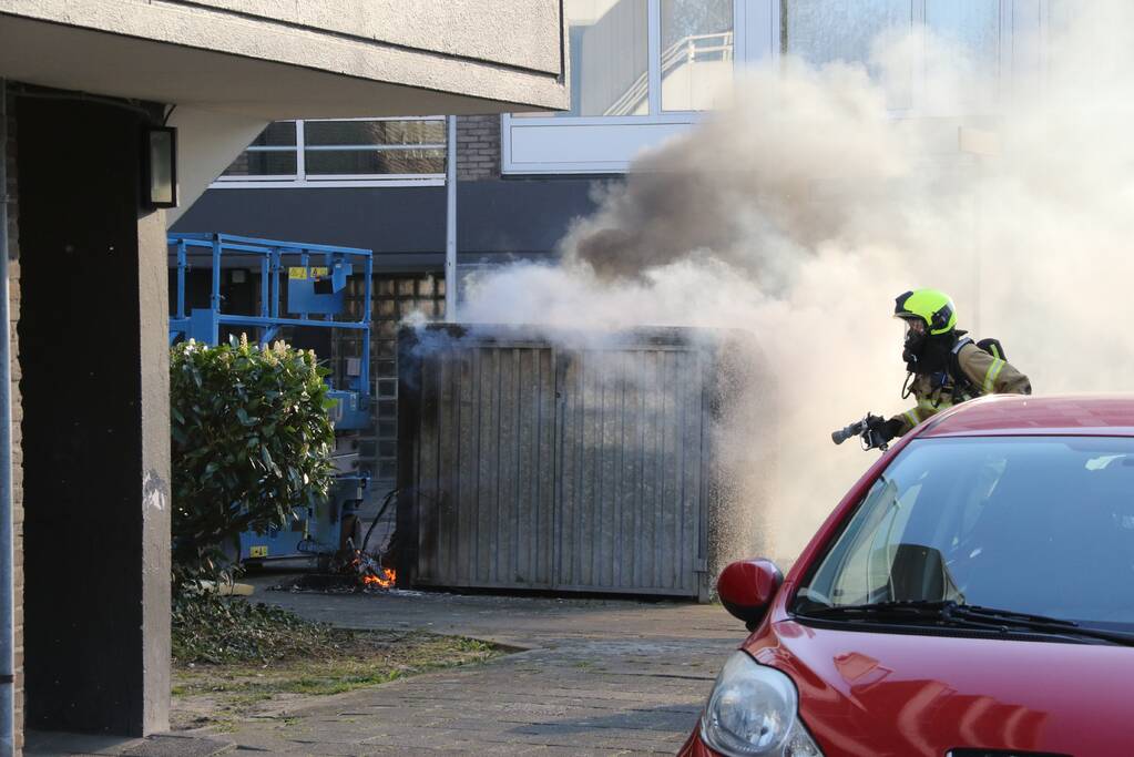Veel rook bij brand in container
