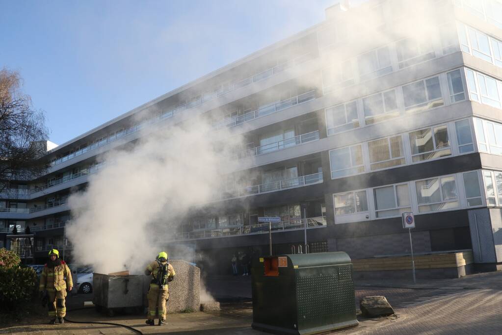 Veel rook bij brand in container