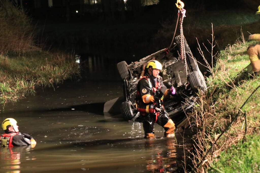 Auto te water bestuurder neemt de benen