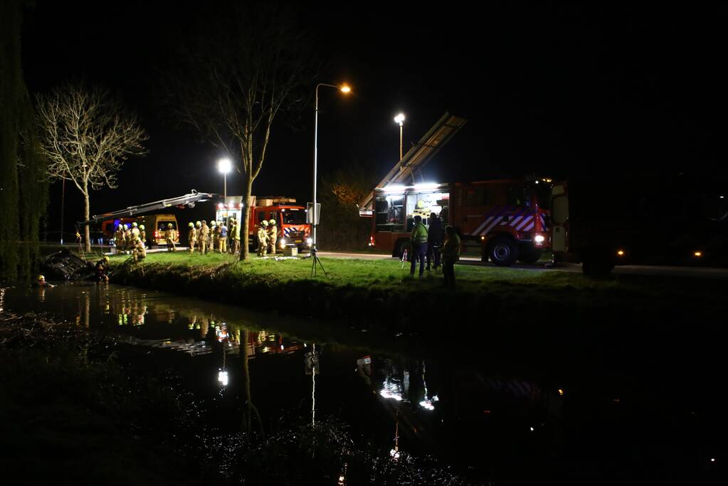 Auto te water bestuurder neemt de benen
