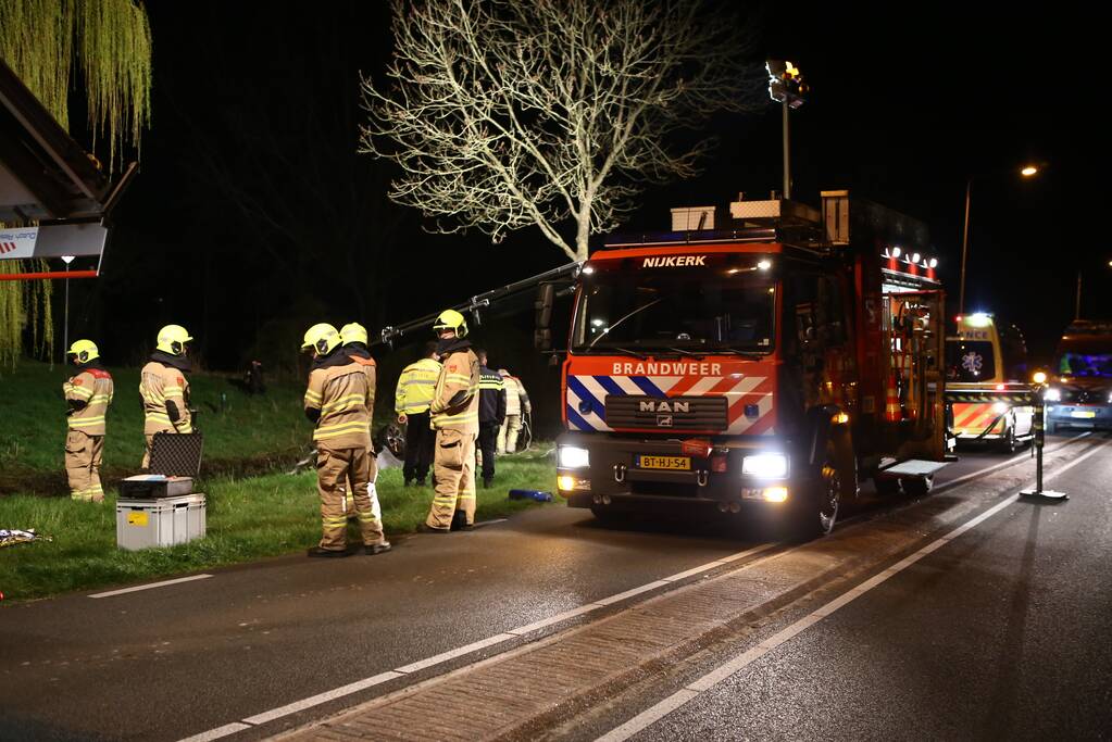 Auto te water bestuurder neemt de benen