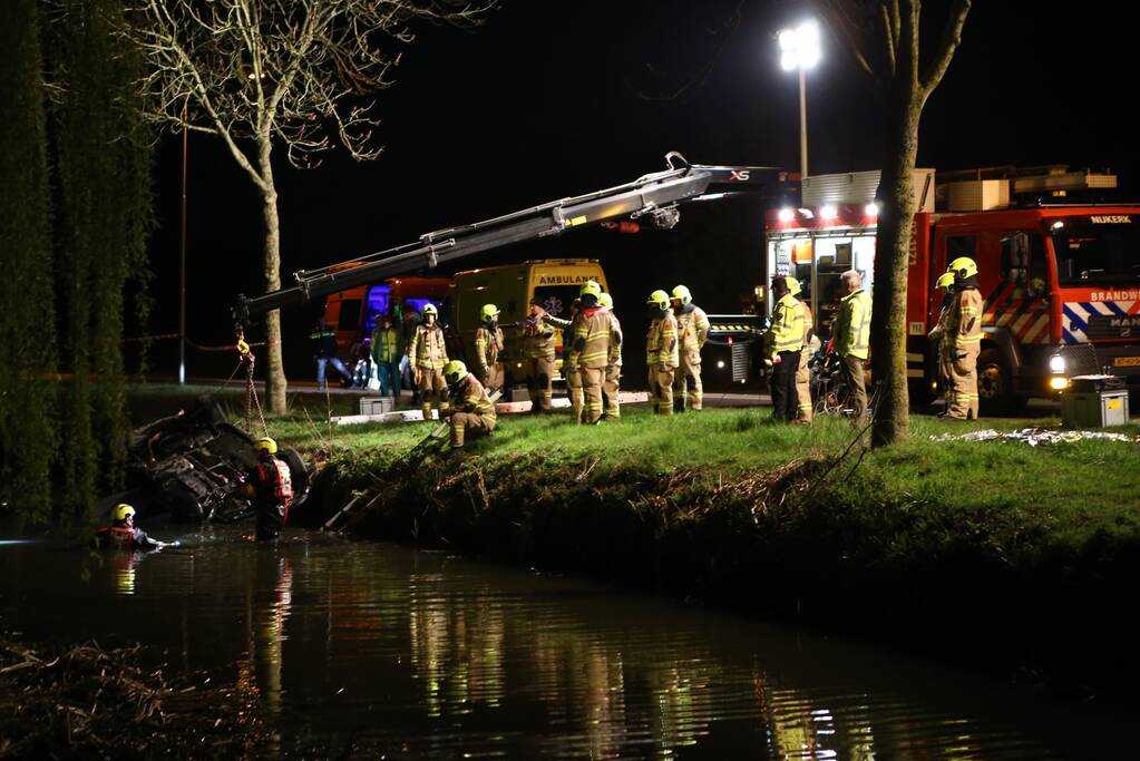 Auto te water bestuurder neemt de benen