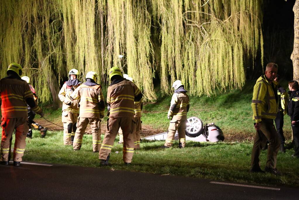 Auto te water bestuurder neemt de benen