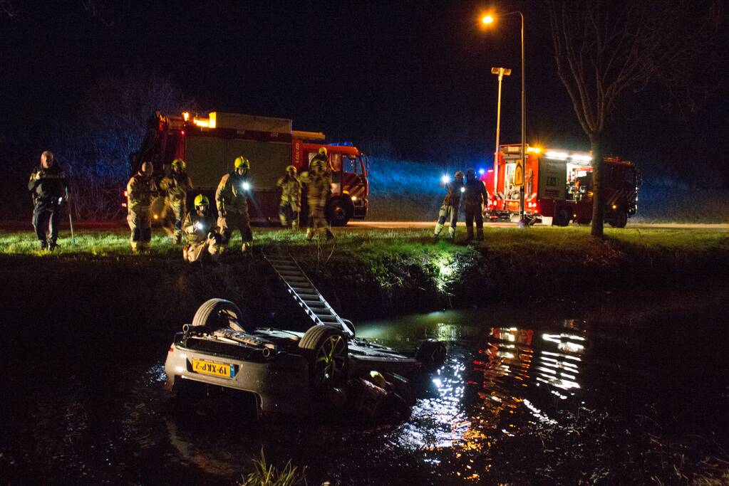 Auto te water bestuurder neemt de benen