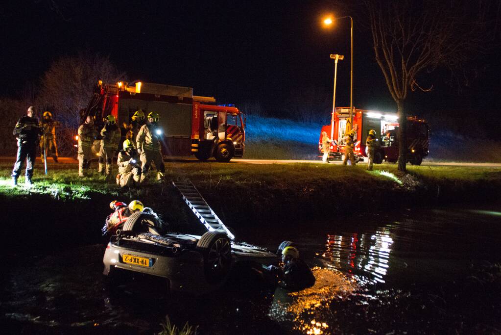 Auto te water bestuurder neemt de benen