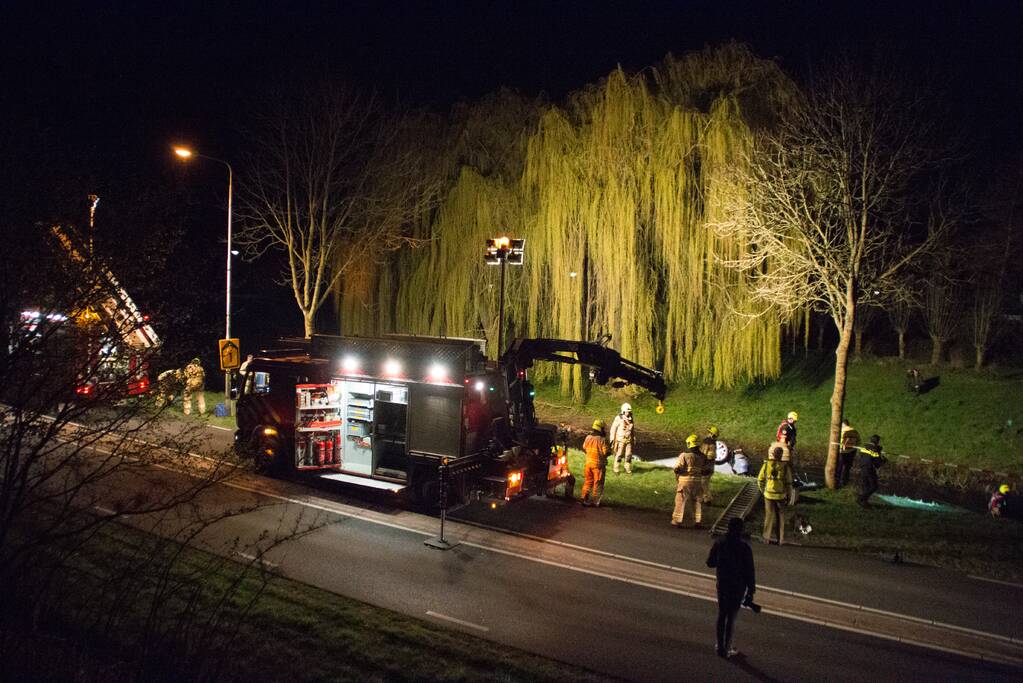 Auto te water bestuurder neemt de benen