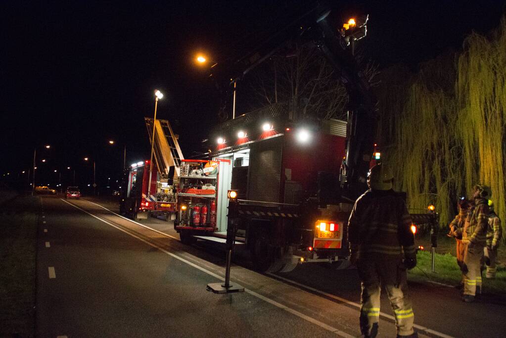 Auto te water bestuurder neemt de benen