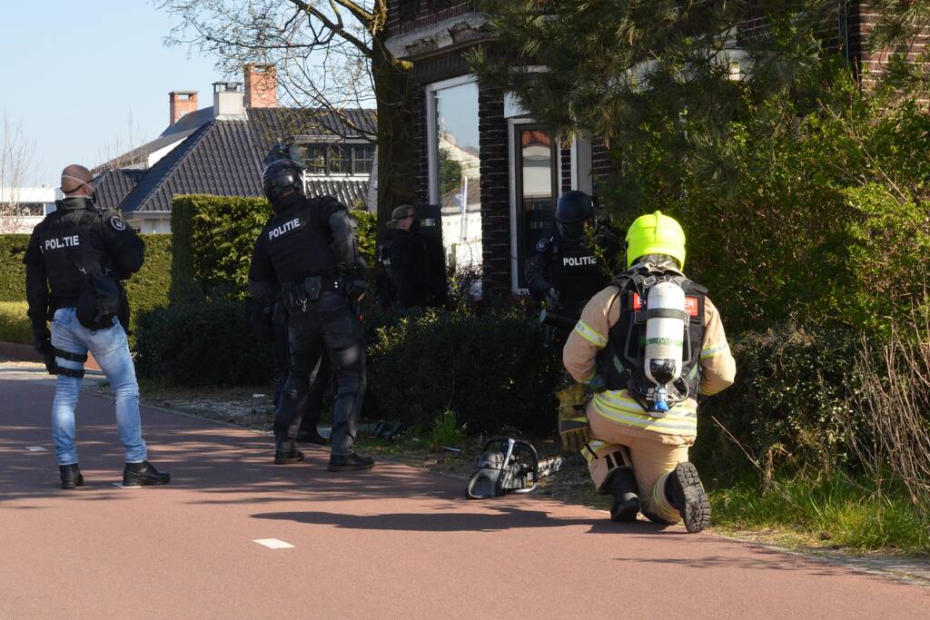 Politie valt woning binnen na vermoeden van drugslab