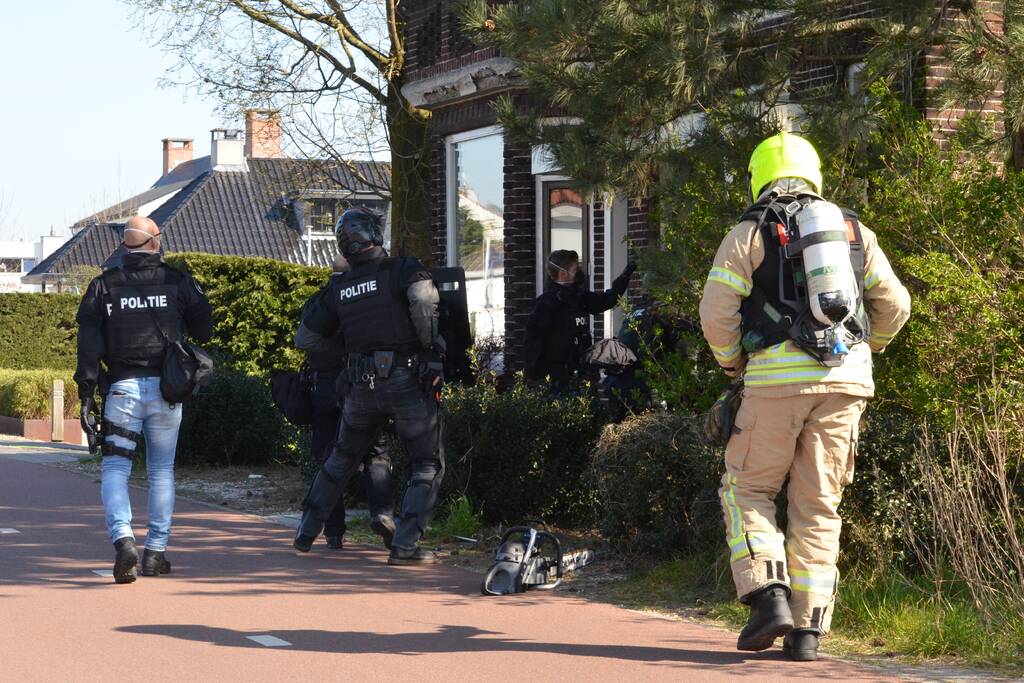 Politie valt woning binnen na vermoeden van drugslab